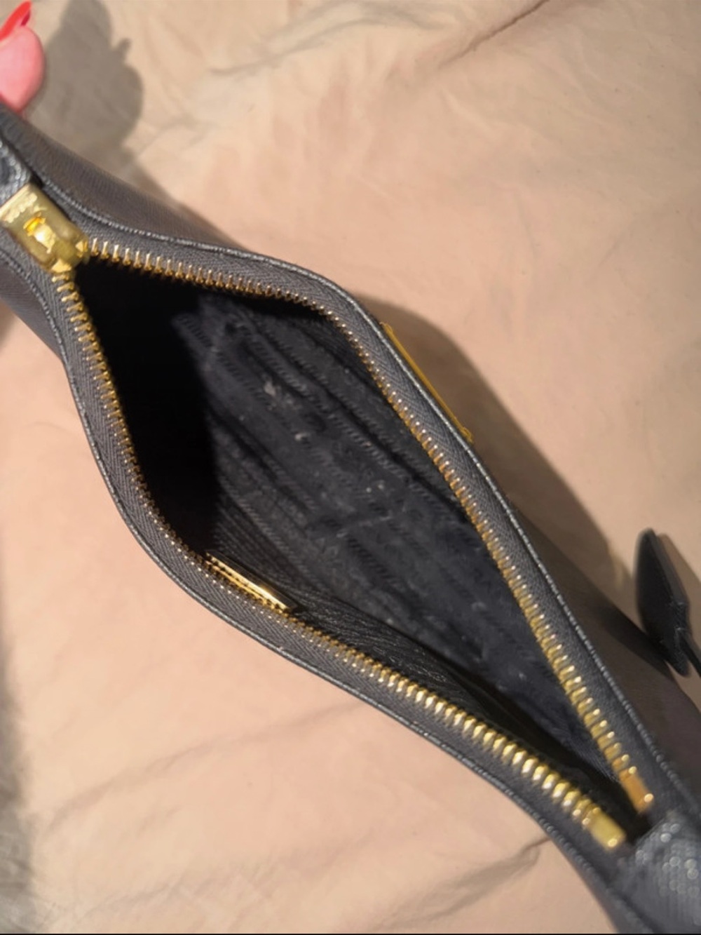 Prada Re-Edition 2005 Black Saffiano Leather Shoulder Bag - Picture 4 of 10